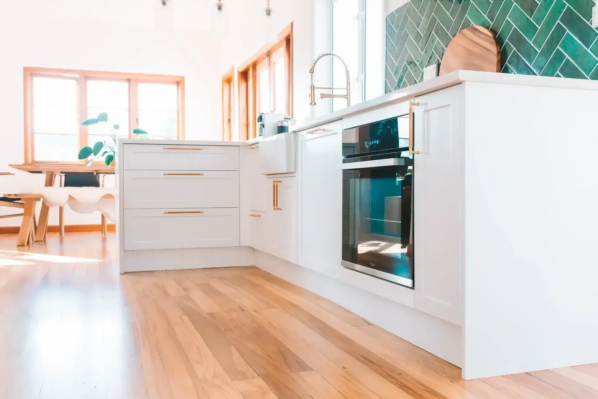 Moderne witte keuken met groene metro tegels en gouden kranen en handgrepen, gerealiseerd door Walraven Bouw in Huissen, met mogelijkheden voor stijlvolle keukens in Nijmegen, Arnhem en omgeving.