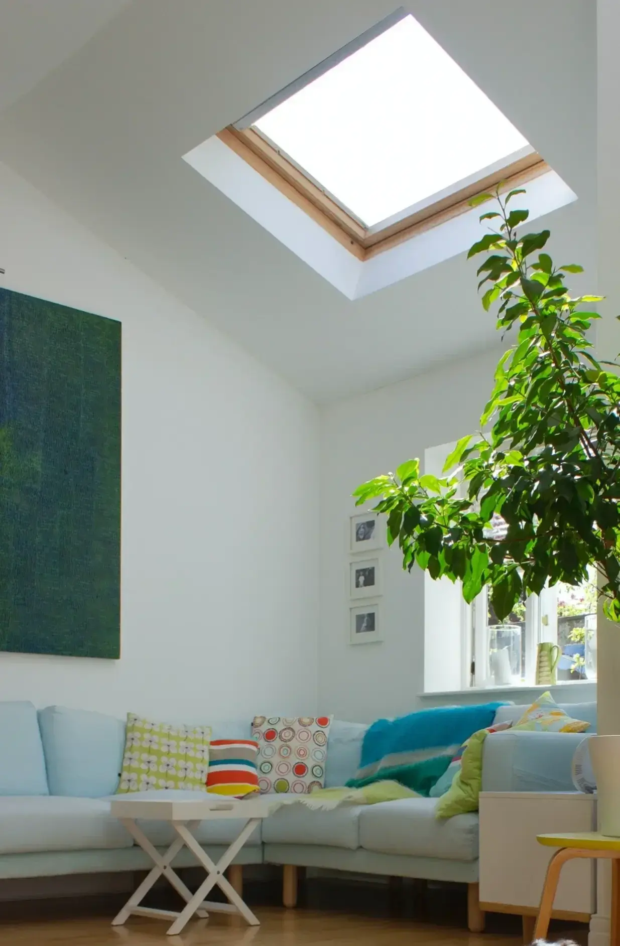 Velux dakraam geplaatst in een woonkamer voor extra daglicht, gerealiseerd door Walraven Bouw in Huissen, met expertise in het installeren van dakramen in Nijmegen, Arnhem en omgeving.